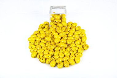 Renkli çikolatalı dreje. Koyu çikolata dolu fındık. Renkli çikolata şekeri ve Çakıl Taşı çikolatası. Beyaz arkaplanda dezenfekte.