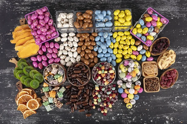 Tumpukan Almond Manis Dan Hazelnut Dragees Dalam Coklat Terisolasi Pada Stok Gambar