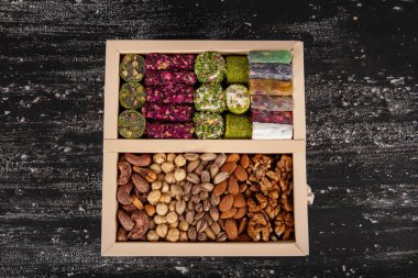 Hediye kutusunda çeşitli lüks Türk lezzetleri var. Hediye kutularına süslenmiş Türk Tatlıları, Ramazan Tatlıları (Türk lezzeti ve şam fıstığı ezmesi).