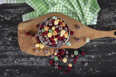 Jöleli şeker, sakız, meyan kökü ve meyveli şerbet şekerli sütlü çikolatalar. Marşmelov ve çilekli bonbon..