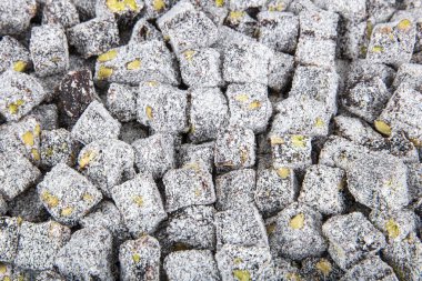 Türk Lokum Makro Manzarası. Fındık dolgulu ve pudra şekerli meşhur oryantal tatlı marmeladı. Türklerin geleneksel lokum tatlılarının çeşitliliği. Orta Doğu tipik tatlı..