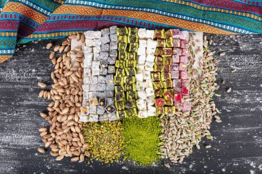 Türk Lokum Makro Manzarası. Fındık dolgulu ve pudra şekerli meşhur oryantal tatlı marmeladı. Türklerin geleneksel lokum tatlılarının çeşitliliği. Orta Doğu tipik tatlı..