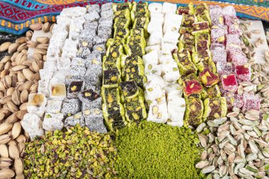Türk Lokum Makro Manzarası. Fındık dolgulu ve pudra şekerli meşhur oryantal tatlı marmeladı. Türklerin geleneksel lokum tatlılarının çeşitliliği. Orta Doğu tipik tatlı..