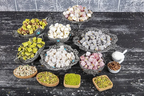 Türk Lokum Makro Manzarası. Fındık dolgulu ve pudra şekerli meşhur oryantal tatlı marmeladı. Türklerin geleneksel lokum tatlılarının çeşitliliği. Orta Doğu tipik tatlı..