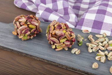 Fındıklı, bademli ya da şam fıstıklı Türk Tatlısı. Havuçlu, fındıklı, atomlu, cezerye tatlısı, beyaz, sade ahşap arka plan. Geleneksel ziyafet.