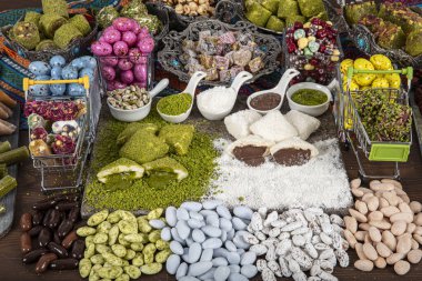 Pistachio 'lu Türk tatlısı ve Türk Lokumu dükkanı. Fındıklı Türk tatlıları, badem ve fındıklı. Tatlılar ve geleneksel oryantal lezzetler konsepti. Sokak Pazarı, İstanbul, Türkiye.