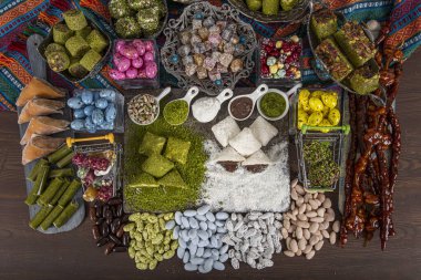 Pistachio 'lu Türk tatlısı ve Türk Lokumu dükkanı. Fındıklı Türk tatlıları, badem ve fındıklı. Tatlılar ve geleneksel oryantal lezzetler konsepti. Sokak Pazarı, İstanbul, Türkiye.