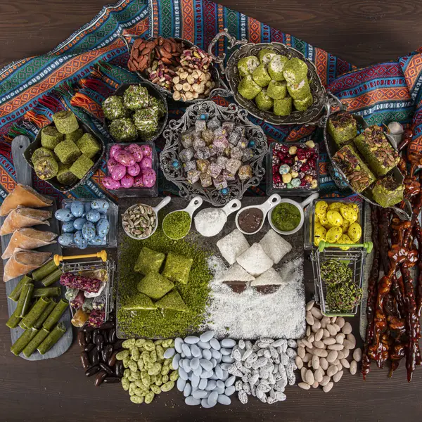 stock image Shop of Turkish sweets and Turkish Delight with Pistachio. Turkish sweets with hazelnuts, almond and nougat. Sweets and traditional oriental delights concept. Street bazaar, Istanbul, Turkey.