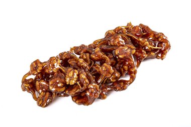 Üzüm suyu ve cevizden yapılmış sosis. Geleneksel Türk tatlısı. Beyaz arka planda ceviz sosisi. Geleneksel ünlü Türk tatlı ceviz sosisi. Türk kurutulmuş cevizli meyve püresi.