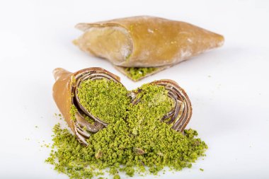 Fıstıklı Türk Pestil tılsımı. (Gaziantep Muska - Fistik Muskasi). Geleneksel muska meyvesi hamuru üzümlü pekmez ve un karışımı ile hazırlanmış ve ceviz ya da şam fıstığı eklenmiş..