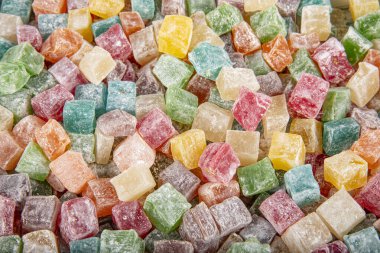 Renkli Türk Lokumu, yakın plan fotoğraf. Türk lokumu veya lokum kırmızı, yeşil, turuncu ve sarı renkler.