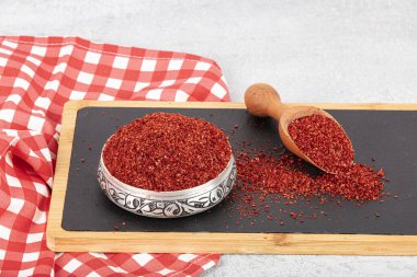 Tatlı biber kurutma. Ahşap kasede kırmızı biber ve çiğ biber. Kırmızı paprika biberi, toz baharat ve dilimlerle izole edilmiş yemek manzarası..