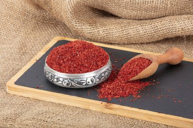 Tatlı biber kurutma. Ahşap kasede kırmızı biber ve çiğ biber. Kırmızı paprika biberi, toz baharat ve dilimlerle izole edilmiş yemek manzarası..