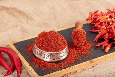 Kurutulmuş kırmızı biber taneleri, acı biber baharatı. Kırmızı biber taneleri. Ezilmiş biber yığını. Kurutulmuş kırmızı biber manzarası.