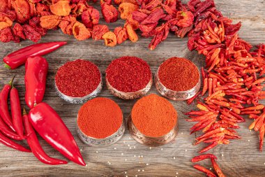Acı biber, tatlı kırmızı biber ve acılı pudra baharat konsepti. Kuru kırmızı biber taneleri. Yemek pişirmek için baharat..