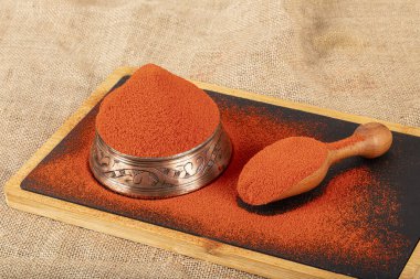 Kırmızı biber tozu. Ekranda kırmızı biber tozu var. Cayenne biberi. Paprika tozu. Kırmızı biber tozu, Chili gevreği. Gıda arkaplanı.