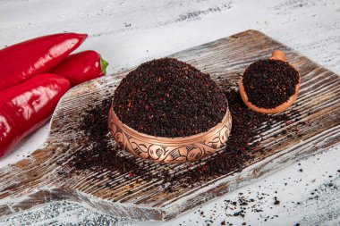 Karabiber baharatı. Chili biberi güneşte biberi kurutarak elde edilen sıcak bir baharattır. Dayak ve kurutulmuş biber Türk mutfağında kullanılmaz. Kuru baharat konsepti. yerel isim isot. 