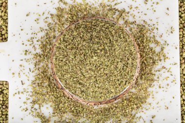 Kurumuş kokulu kekik mermermerinden. Kurutulmuş kekik yığını. Oregano baharat detayı makro doku kalıbı. Dökülmüş kekik baharatlı makro..