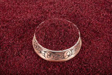 Tahta kaşıkta kuru baharatlı sumak. Yer sumac baharatı. Kurutulmuş kırmızı Sumac tozu, ahşap kaşıkta, kırsal masada sumak üzümlü baharatlar. Sağlıklı gıda konsepti.