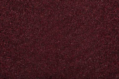 Tahta kaşıkta kuru baharatlı sumak. Yer sumac baharatı. Kurutulmuş kırmızı Sumac tozu, ahşap kaşıkta, kırsal masada sumak üzümlü baharatlar. Sağlıklı gıda konsepti.