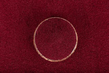 Tahta kaşıkta kuru baharatlı sumak. Yer sumac baharatı. Kurutulmuş kırmızı Sumac tozu, ahşap kaşıkta, kırsal masada sumak üzümlü baharatlar. Sağlıklı gıda konsepti.