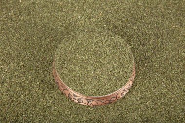 Doğal kurutulmuş nane bitkisi (Mentha). Naneli Yapraklar Yığını (Kurumuş). Kurutulmuş nane. Kurutulmuş nane çayı yaprakları arka plan, düz manzara. Naneli taze nane yaprağı..