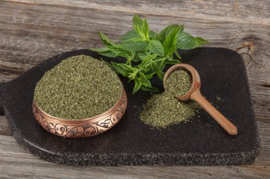 Doğal kurutulmuş nane bitkisi (Mentha). Naneli Yapraklar Yığını (Kurumuş). Kurutulmuş nane. Kurutulmuş nane çayı yaprakları arka plan, düz manzara. Naneli taze nane yaprağı..