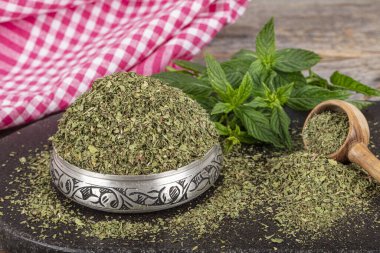 Doğal kurutulmuş nane bitkisi (Mentha). Naneli Yapraklar Yığını (Kurumuş). Kurutulmuş nane. Kurutulmuş nane çayı yaprakları arka plan, düz manzara. Naneli taze nane yaprağı..