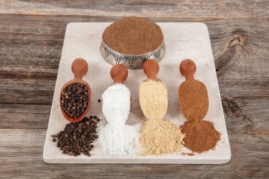 Karabiber karışımı baharat. Beş çeşit biber yakın çekim. Çeşitli biber dokuları. Renkli biberden baharatlar ve baharatlar.