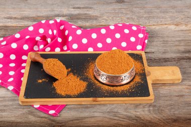 Pudralanmış Cajun baharatı. Kurutulmuş kajun tozu baharatları. Bir kâsede Cajun Baharatı.