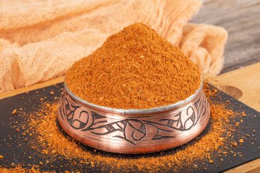 Pudralanmış Cajun baharatı. Kurutulmuş kajun tozu baharatları. Bir kâsede Cajun Baharatı.