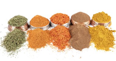 Kase içinde pişirmek için çeşitli otlar ve baharatlar içeren renkli bir arka plan. Baharat ve bitkilerle kusursuz bir doku..