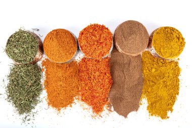 Kase içinde pişirmek için çeşitli otlar ve baharatlar içeren renkli bir arka plan. Baharat ve bitkilerle kusursuz bir doku..