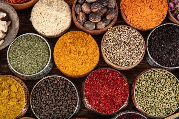 Kleurrijke Achtergrond Met Verschillende Kruiden Specerijen Voor Het Koken Kommen — Stockfoto