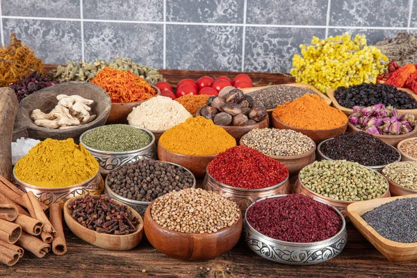 Kleurrijke Achtergrond Met Verschillende Kruiden Specerijen Voor Het Koken Kommen — Stockfoto