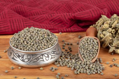 Bamya tohumu, yüksek miktarda organik bamya tohumu. Kurutulmuş bamya tohumlarının ayrıntıları. Ambrette Tohum Arkaplanı (Abelmoschus Moschatus).