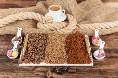 Kahve çekirdekleri, kahve ve granüller. Fasulye, hazır kahve. Taze kavrulmuş kahve çekirdekleri, genel görünüm ile demlenmeye hazırlanıyor..