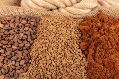 Kahve çekirdekleri, kahve ve granüller. Fasulye, hazır kahve. Taze kavrulmuş kahve çekirdekleri, genel görünüm ile demlenmeye hazırlanıyor..