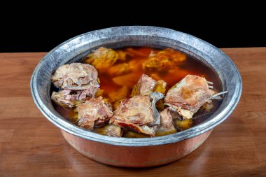 Kızartma için Türk kuzu eti. Kızarmış kuzu pirzolası. Kavanozda yağda pişirilmiş kuzu kaburgalarının yakın çekimi..