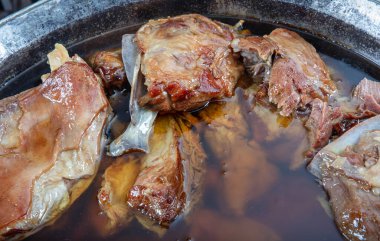 Kızartma için Türk kuzu eti. Kızarmış kuzu pirzolası. Kavanozda yağda pişirilmiş kuzu kaburgalarının yakın çekimi..