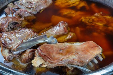 Kızartma için Türk kuzu eti. Kızarmış kuzu pirzolası. Kavanozda yağda pişirilmiş kuzu kaburgalarının yakın çekimi..