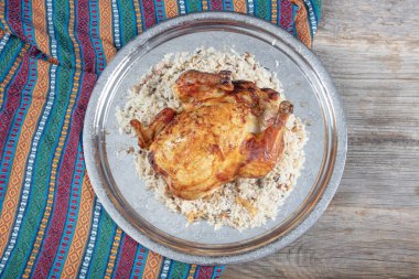 Pilavda ızgara tavuk. Noel yemeği için pirinçle doldurulmuş tavuk şenlik masasında..