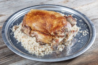 Pirzola dolması. Pirinçli kuzu kaburgası. Kaburga dolması siyah arka planda izole edilmiş. Türkçe adı: 