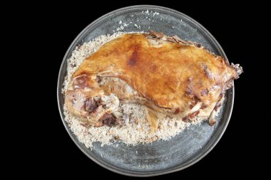 Türk Mutfağı 'nın bütün kuzu eti bir tükürükte kızartılmış. Pirinç pilavıyla doldurulmuş kuzu rostosu. Bütün kuzuyu büyük tepside servis etmeye hazır et..