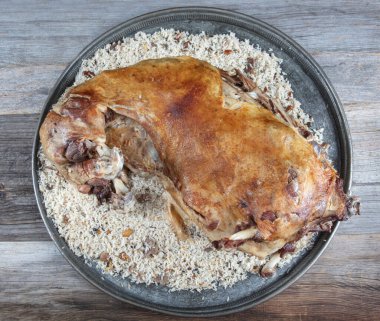 Türk Mutfağı 'nın bütün kuzu eti bir tükürükte kızartılmış. Pirinç pilavıyla doldurulmuş kuzu rostosu. Bütün kuzuyu büyük tepside servis etmeye hazır et..