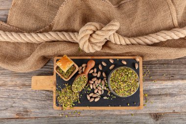 Ezilmiş Pistachio. Sağlıklı beslenme ürünü. Sebzeli fındık proteini. Vejetaryen dengeli yemek. Seçici odak