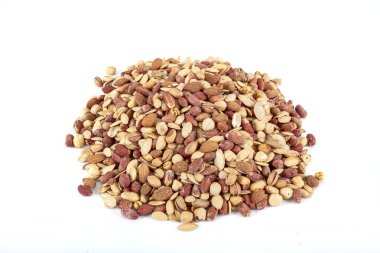 Bakır kasede kurutulmuş meyve ve fındık karışımı. Fıstık, fıstık, badem, fındık ve kaju karışımı..