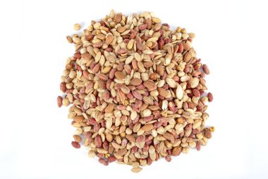 Bakır kasede kurutulmuş meyve ve fındık karışımı. Fıstık, fıstık, badem, fındık ve kaju karışımı..