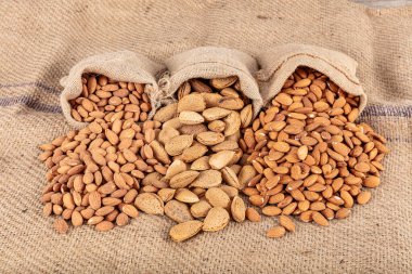 Diyet ve vejetaryen gıda kavramına uygun olarak kavrulmuş, kabuklu ve kabuklu badem standı sunuluyor. Türkiye 'de badem yetiştirme işi.