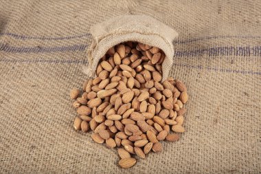 Kavrulmuş badem, arka plan olarak tuzlanmış ve kavrulmuş badem. Tuzlu ve lezzetli..